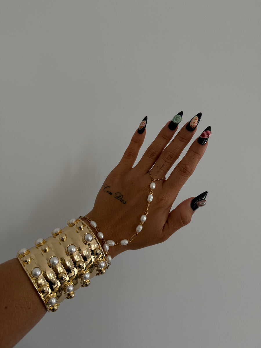 Thick Perlita Hand Chain