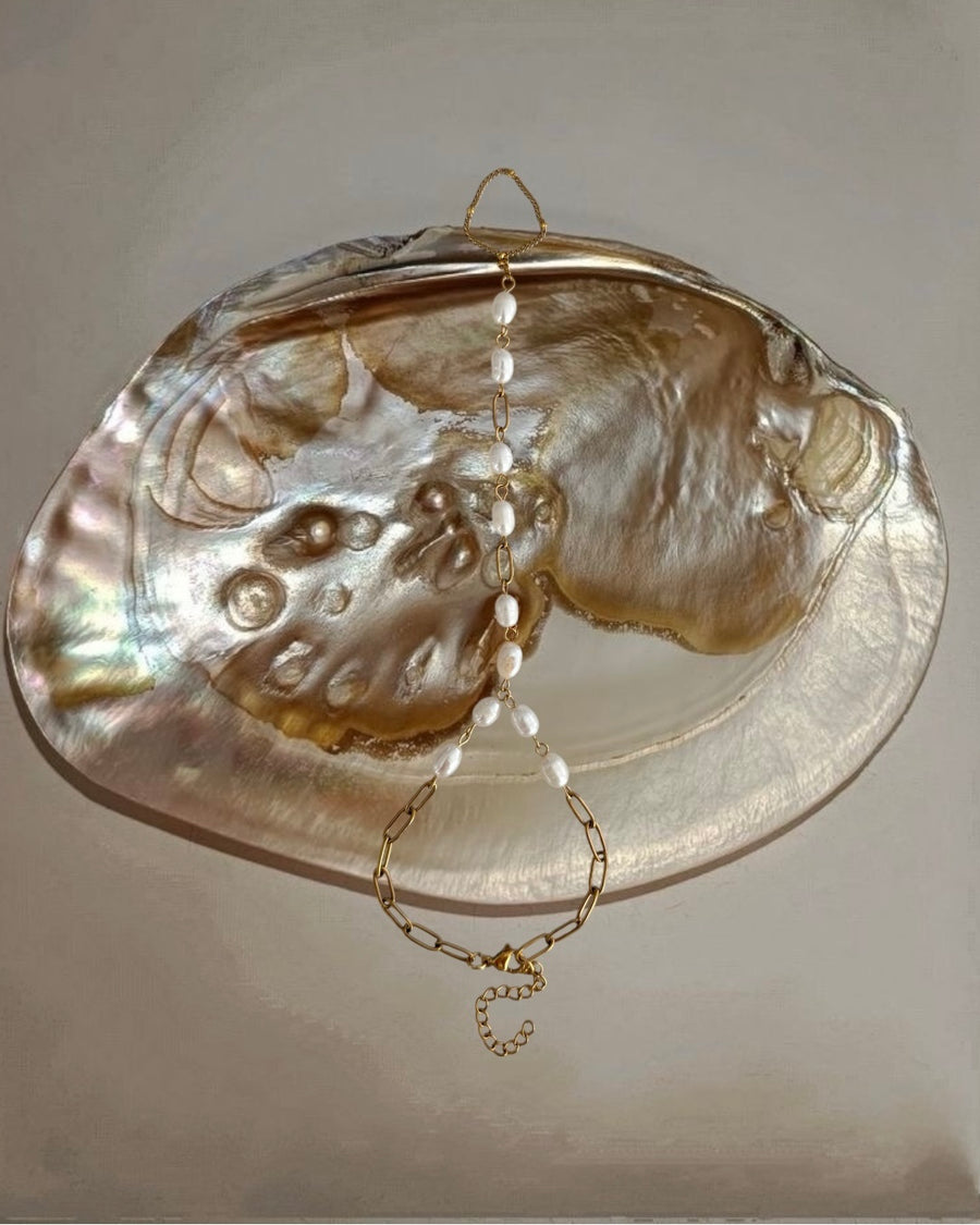 Thick Perlita Hand Chain